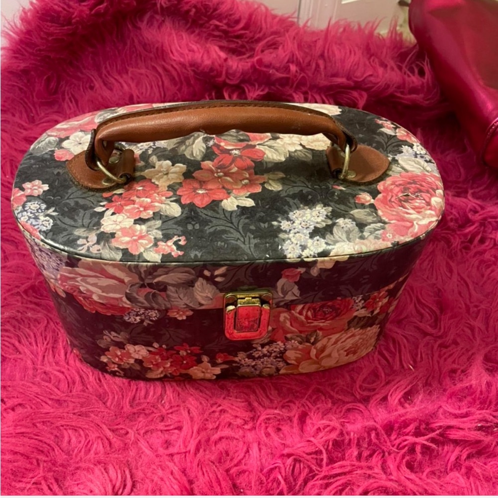Vintage floral makeup train case